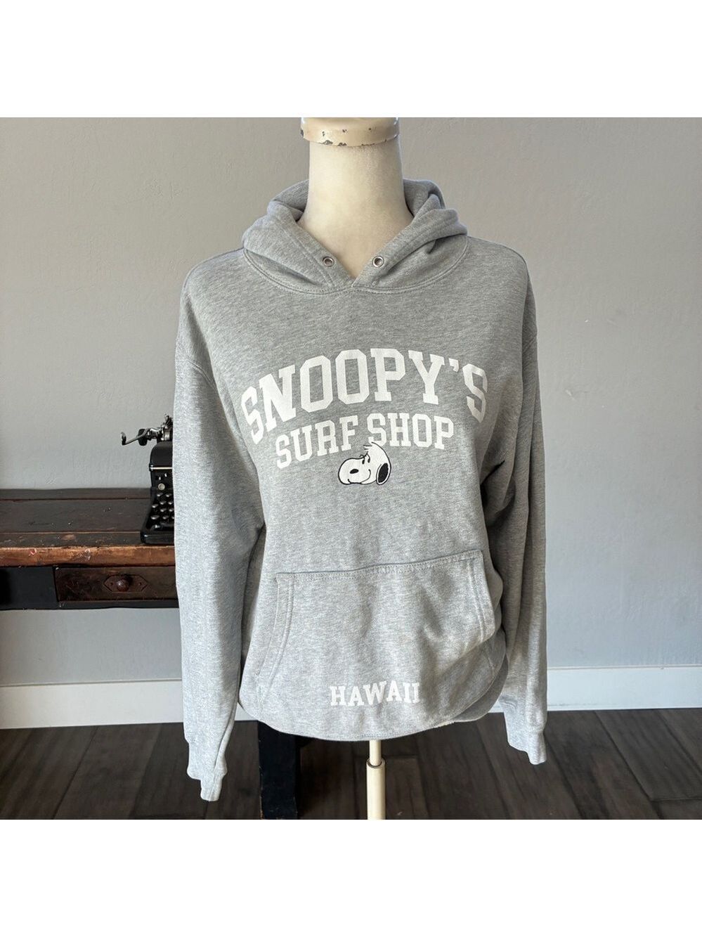 Peanuts Snoopy’s Surf Shop Hawaii Gray Sweatshirt - Size Medium - Picture 2 of 12
